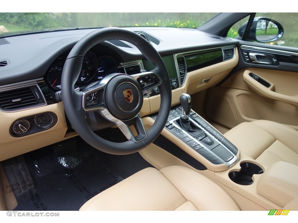 Black/Luxor Beige Interior 2018 Porsche Macan Standard Macan Model Photo #127607847