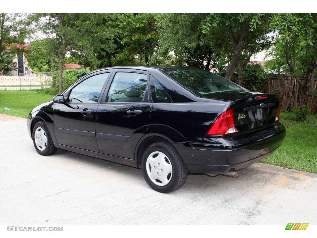 2003 Focus LX Sedan - Pitch Black / Medium Graphite photo #7