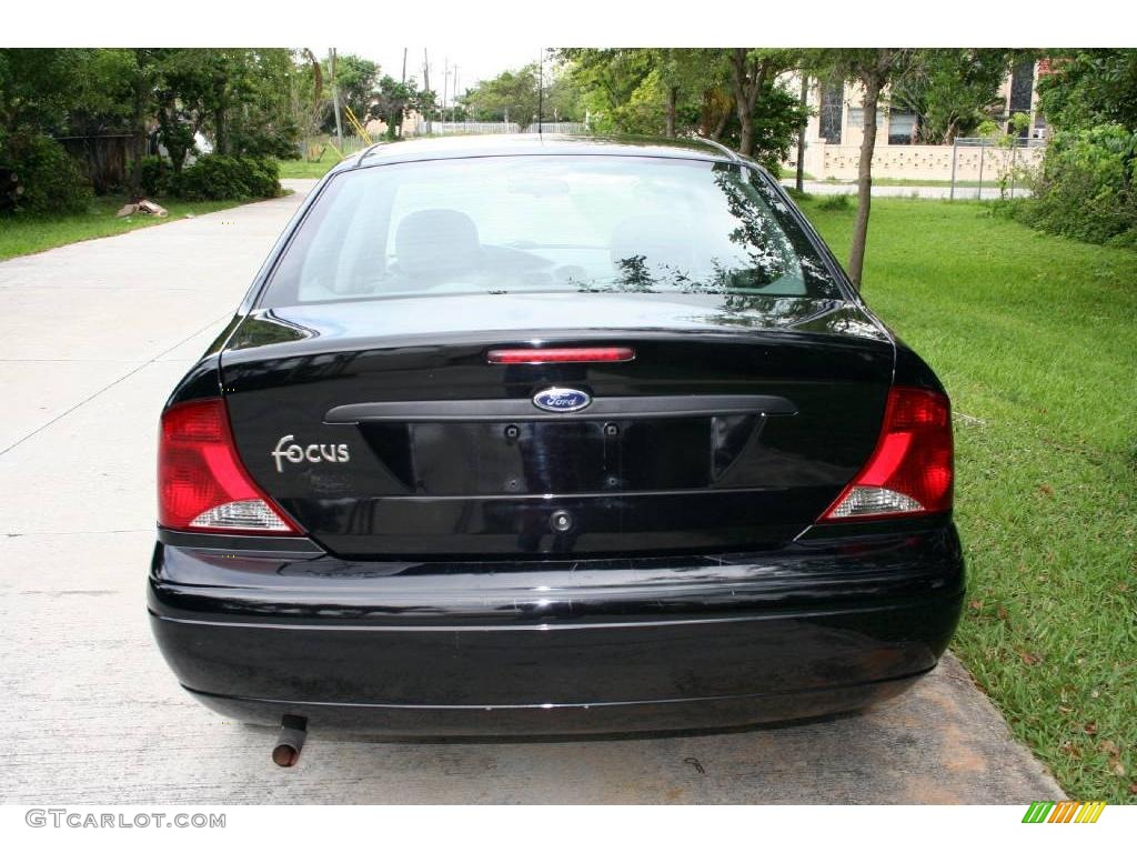 2003 Focus LX Sedan - Pitch Black / Medium Graphite photo #10