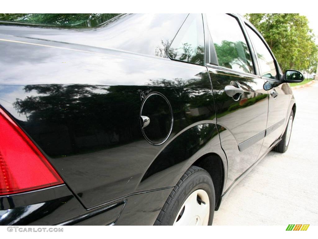 2003 Focus LX Sedan - Pitch Black / Medium Graphite photo #29