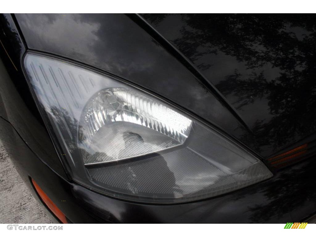 2003 Focus LX Sedan - Pitch Black / Medium Graphite photo #32