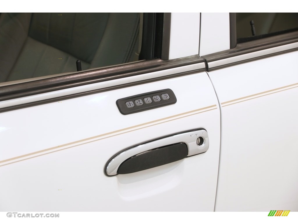 2010 Grand Marquis LS Ultimate Edition - Vibrant White / Medium Light Stone photo #5