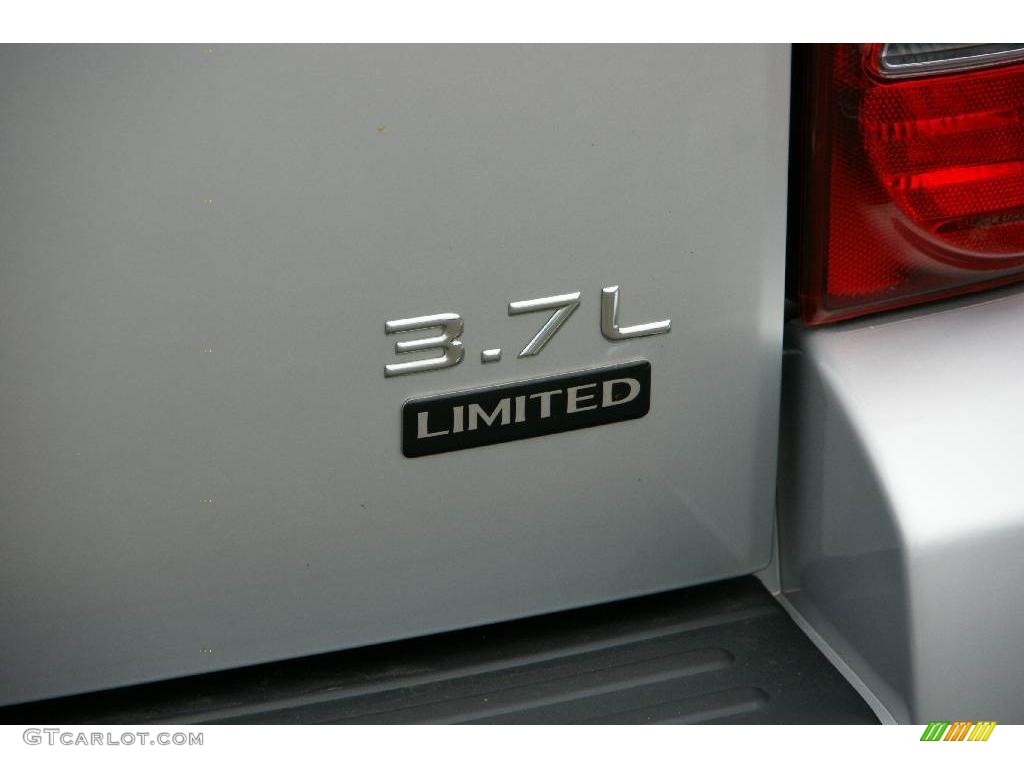 2004 Liberty Limited 4x4 - Bright Silver Metallic / Light Taupe/Dark Slate Gray photo #6