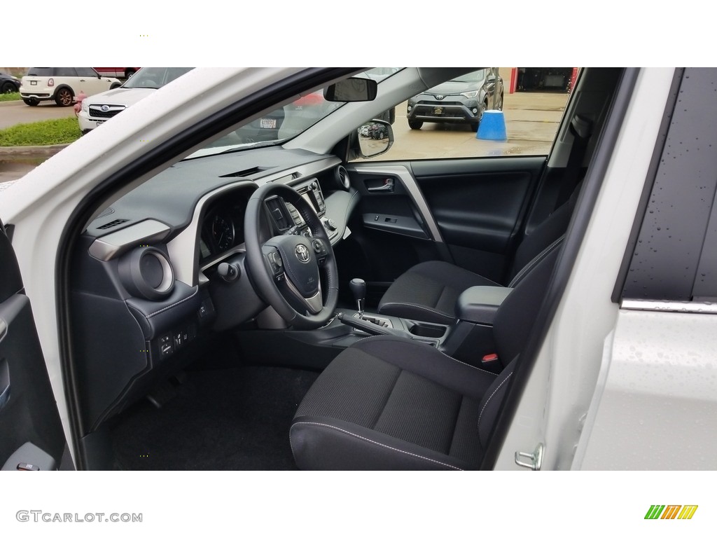 2018 RAV4 XLE - Super White / Black photo #3