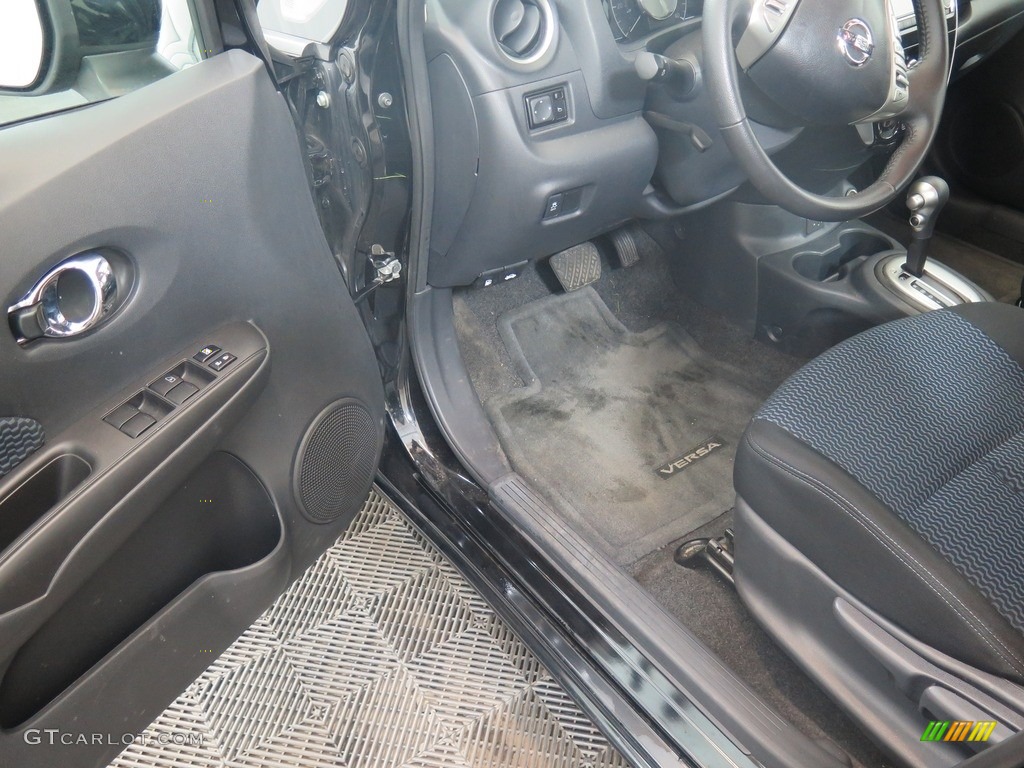 2017 Versa Note SV - Super Black / Charcoal photo #32
