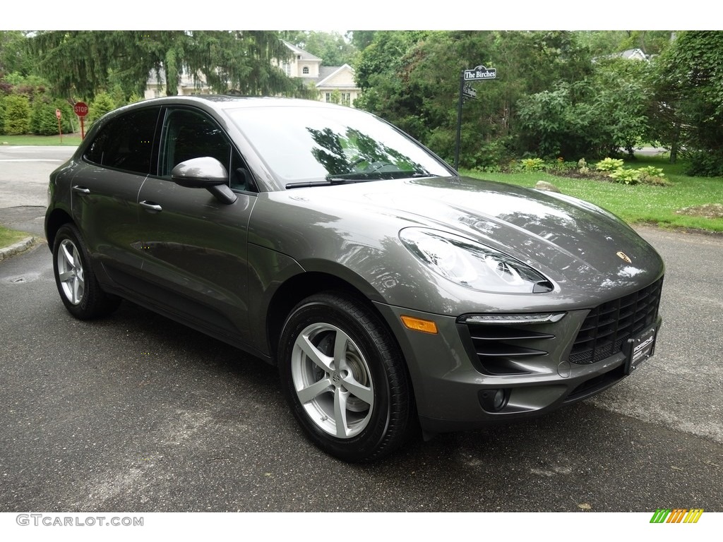 Agate Grey Metallic 2018 Porsche Macan Standard Macan Model Exterior Photo #127723219