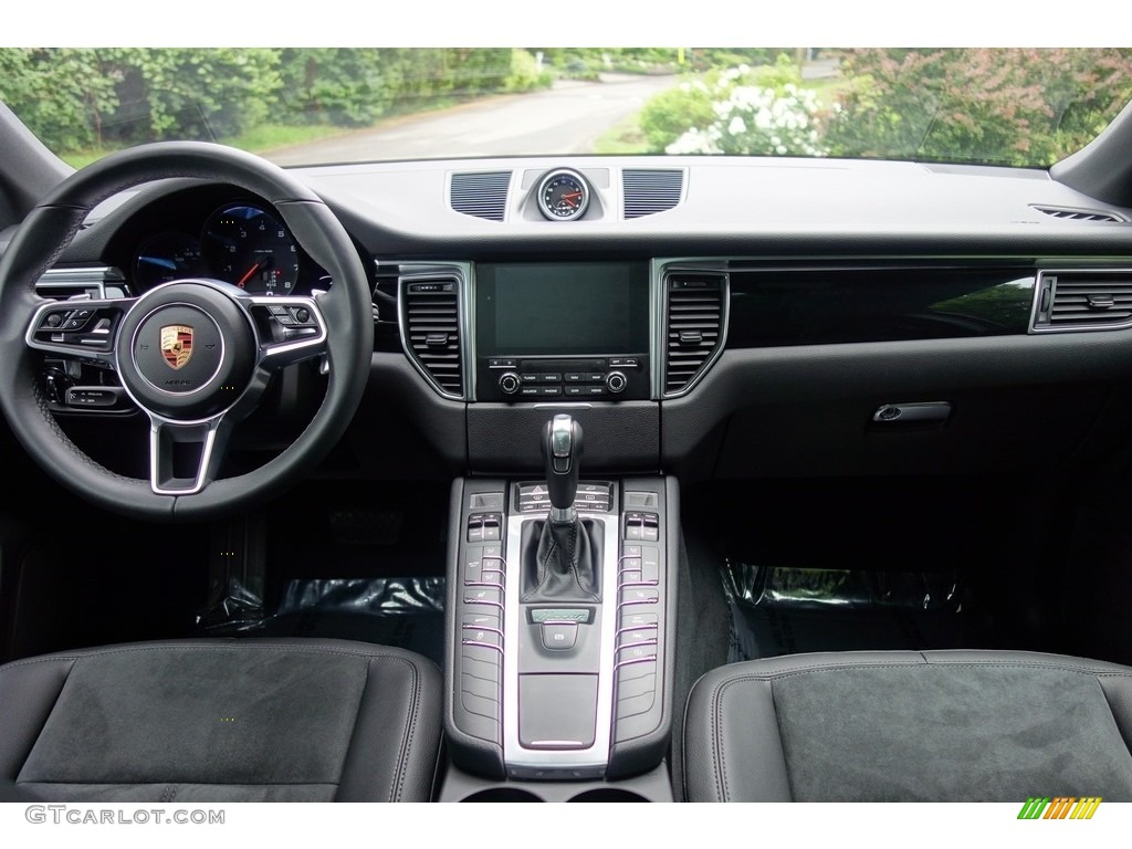 2018 Porsche Macan Standard Macan Model Black Dashboard Photo #127723377