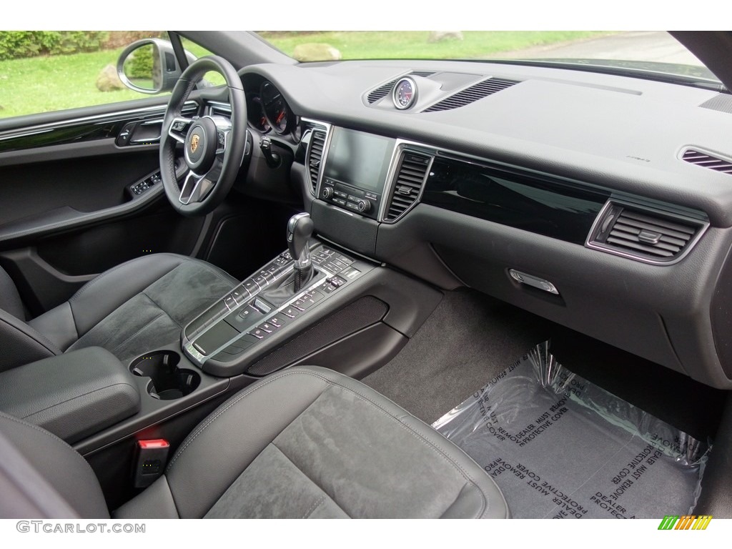 2018 Porsche Macan Standard Macan Model Black Dashboard Photo #127723426
