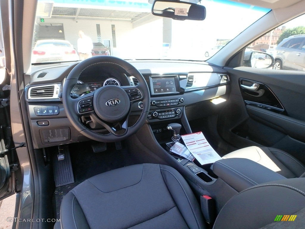 Charcoal Interior 2018 Kia Niro EX Hybrid Photo #127755803
