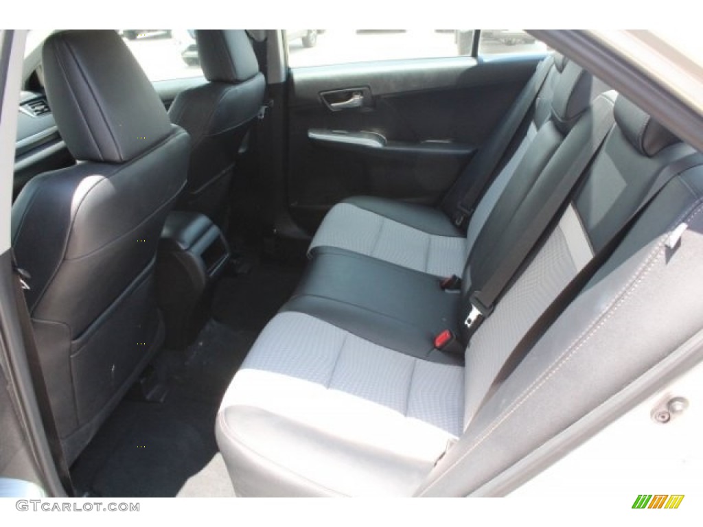 2012 Camry SE - Classic Silver Metallic / Light Gray photo #22