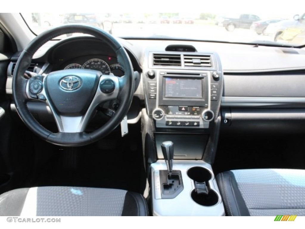 2012 Camry SE - Classic Silver Metallic / Light Gray photo #23