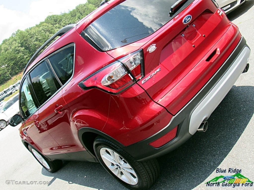 2018 Escape SE - Ruby Red / Medium Light Stone photo #31