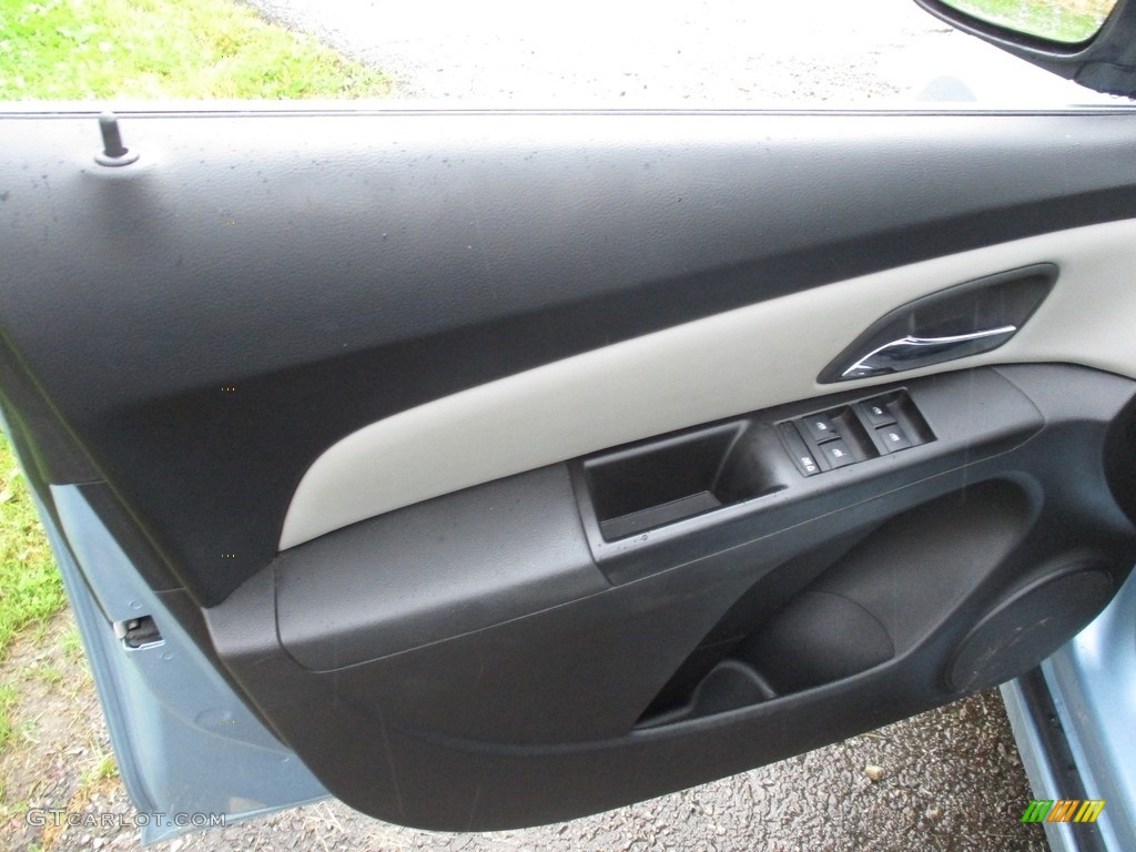 2011 Cruze LS - Ice Blue Metallic / Jet Black/Medium Titanium photo #18