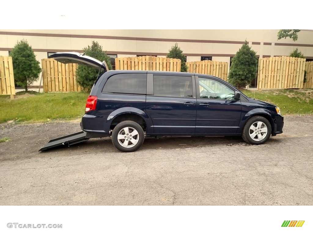 2013 Grand Caravan SE - True Blue Pearl / Black/Light Graystone photo #1