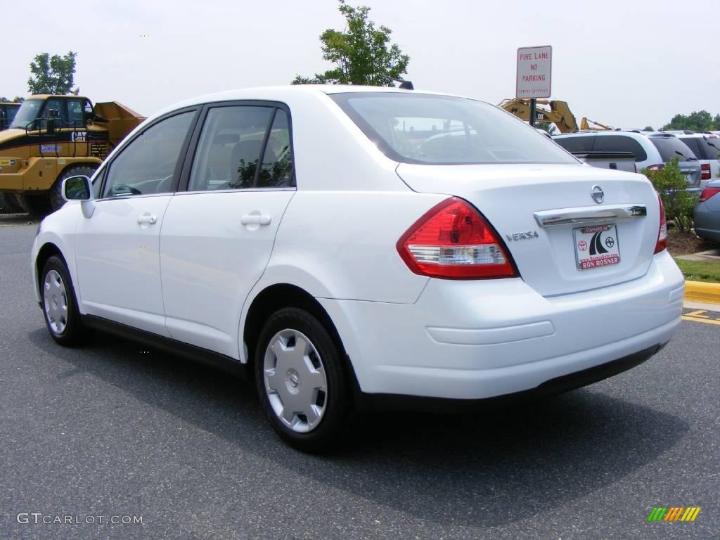 2008 Versa 1.8 S Sedan - Fresh Powder White / Charcoal photo #4