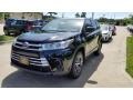 Midnight Black Metallic 2018 Toyota Highlander LE