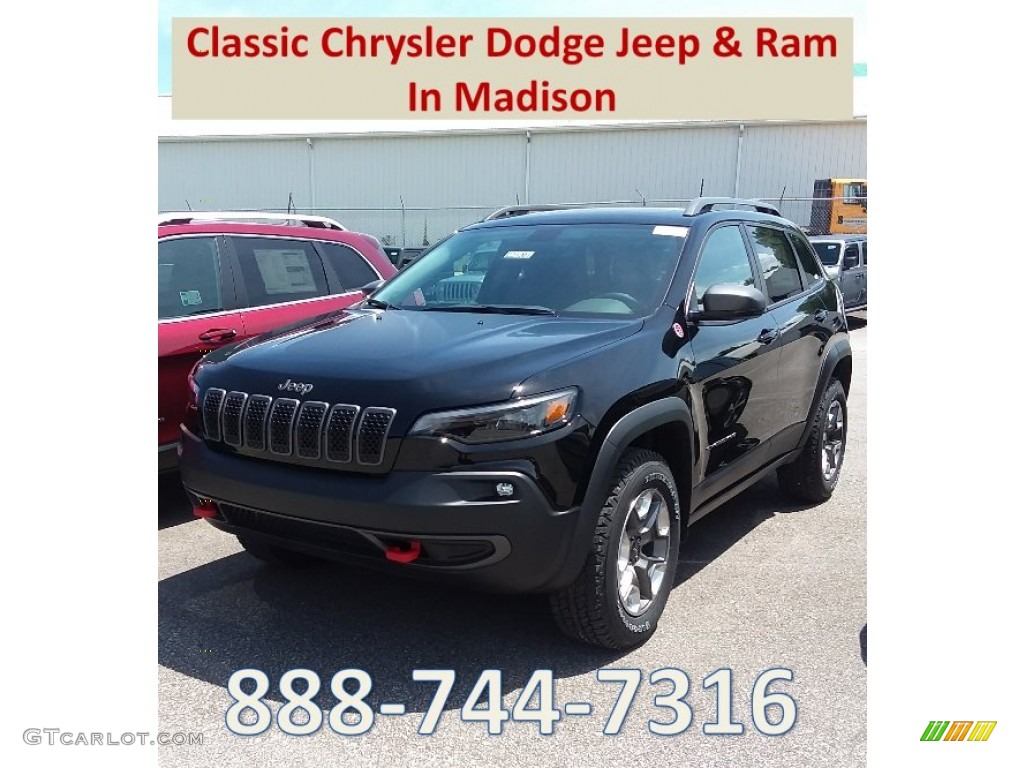 2019 Cherokee Trailhawk 4x4 - Diamond Black Crystal Pearl / Black photo #1