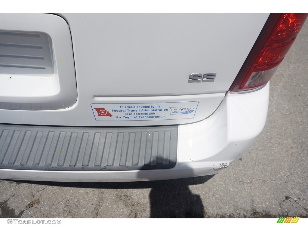 2005 Freestar SE - Vibrant White / Flint Grey photo #17