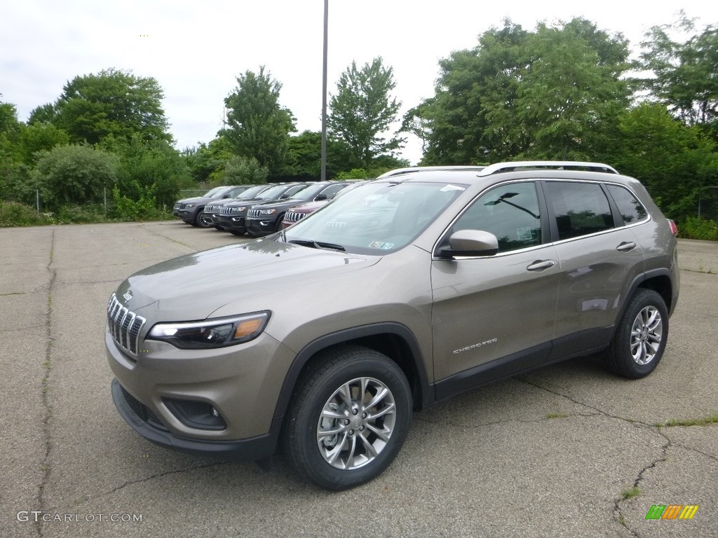 2019 Cherokee Latitude Plus 4x4 - Light Brownstone Pearl / Black photo #1