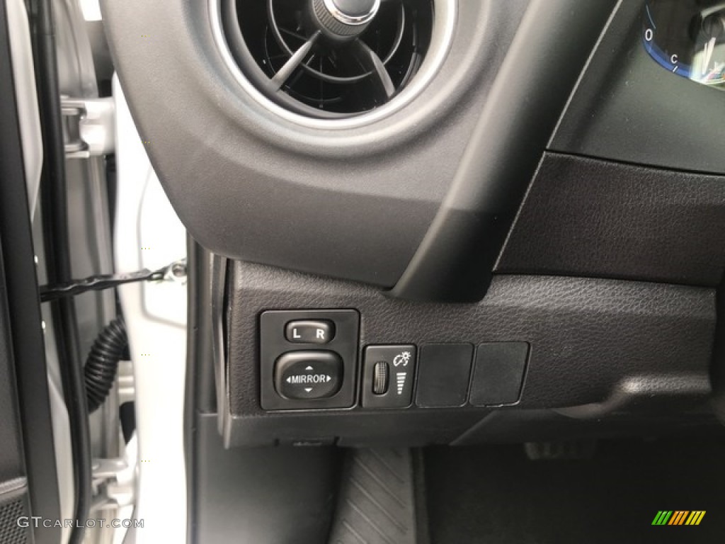 2019 Toyota Corolla LE Controls Photo #127868619