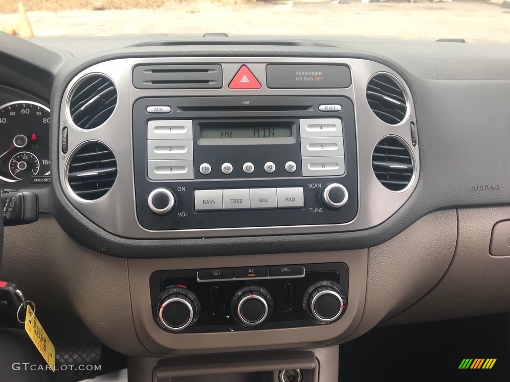 2010 Tiguan S - Candy White / Clay Gray photo #18