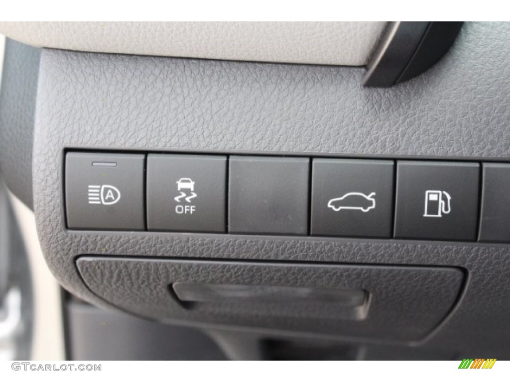 2018 Camry LE - Celestial Silver Metallic / Ash photo #21