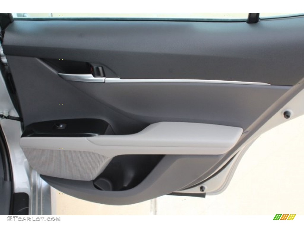 2018 Camry LE - Celestial Silver Metallic / Ash photo #27