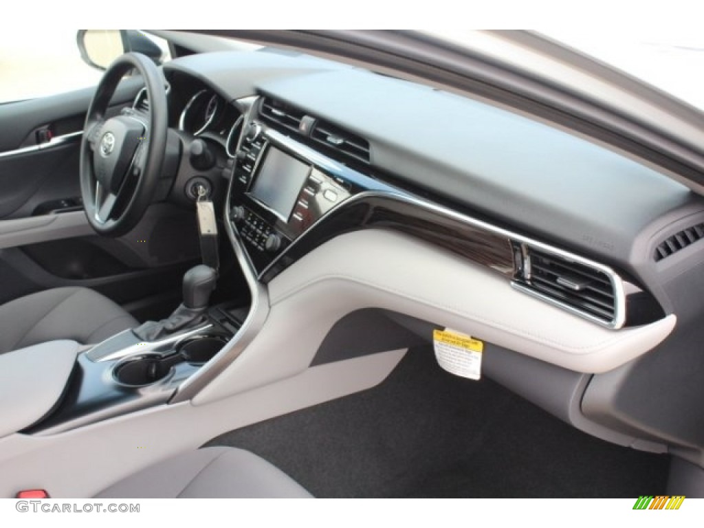 2018 Camry LE - Celestial Silver Metallic / Ash photo #30