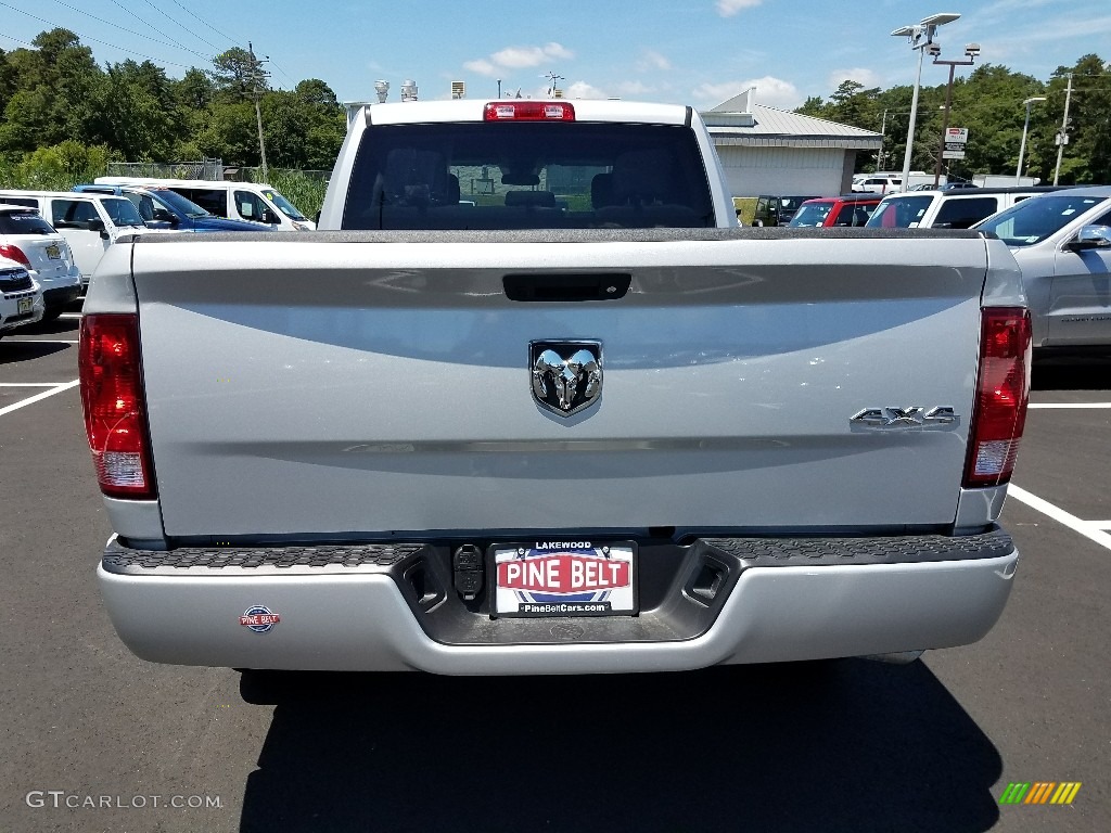 2018 1500 Express Quad Cab 4x4 - Bright Silver Metallic / Black/Diesel Gray photo #5