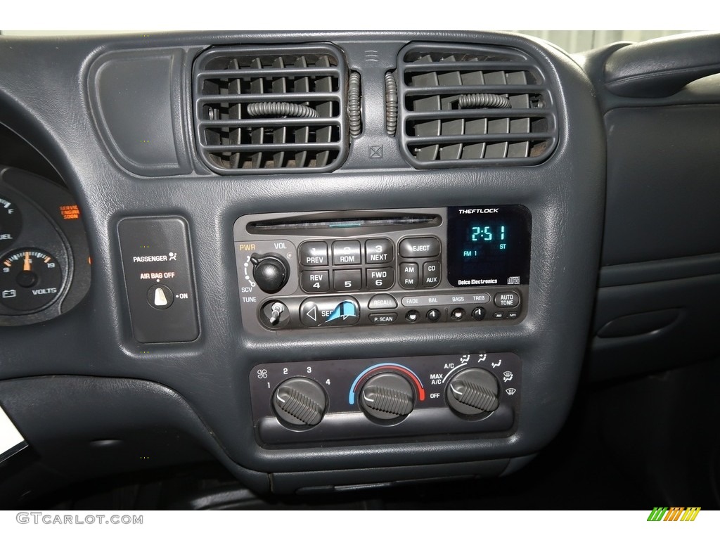 2001 S10 LS Regular Cab - Summit White / Graphite photo #16