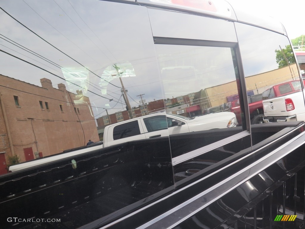 2019 1500 Laramie Crew Cab 4x4 - Diamond Black Crystal Pearl / Black photo #31