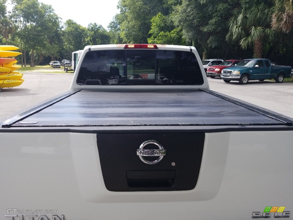 2004 Titan LE Crew Cab 4x4 - White / Sand/Steel photo #10