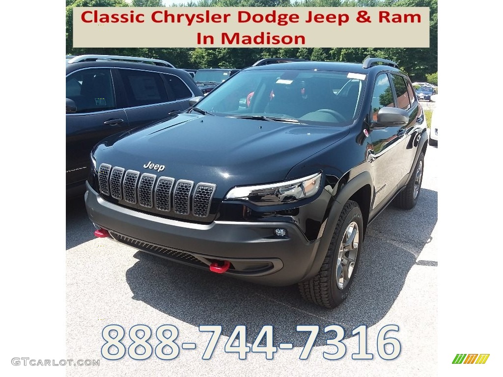 2019 Cherokee Trailhawk 4x4 - Diamond Black Crystal Pearl / Black photo #1