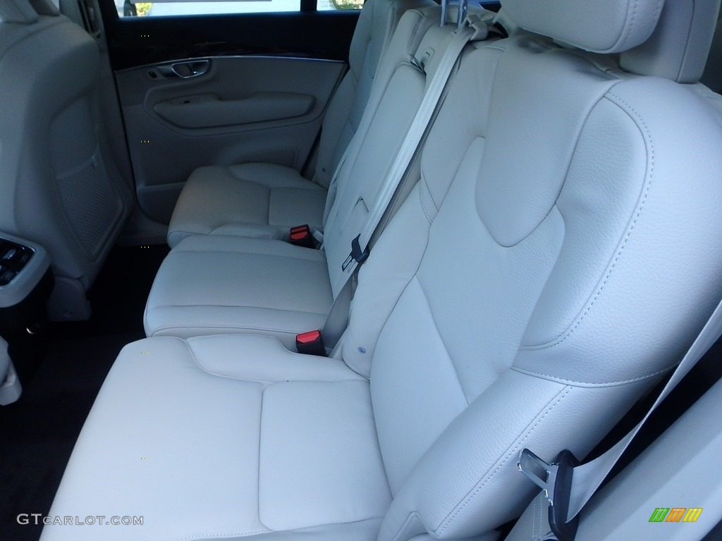 2019 Volvo XC90 T6 AWD Momentum Rear Seat Photo #128005255