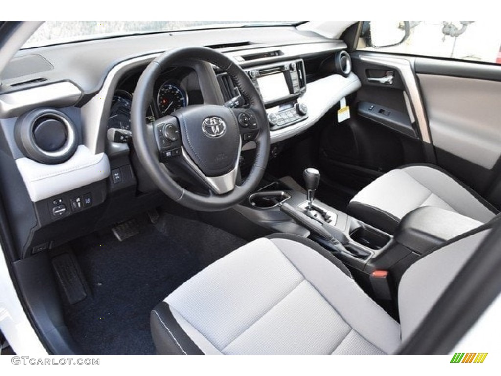 2018 RAV4 XLE - Super White / Black photo #5