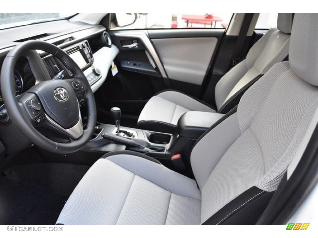 2018 RAV4 XLE - Super White / Black photo #6