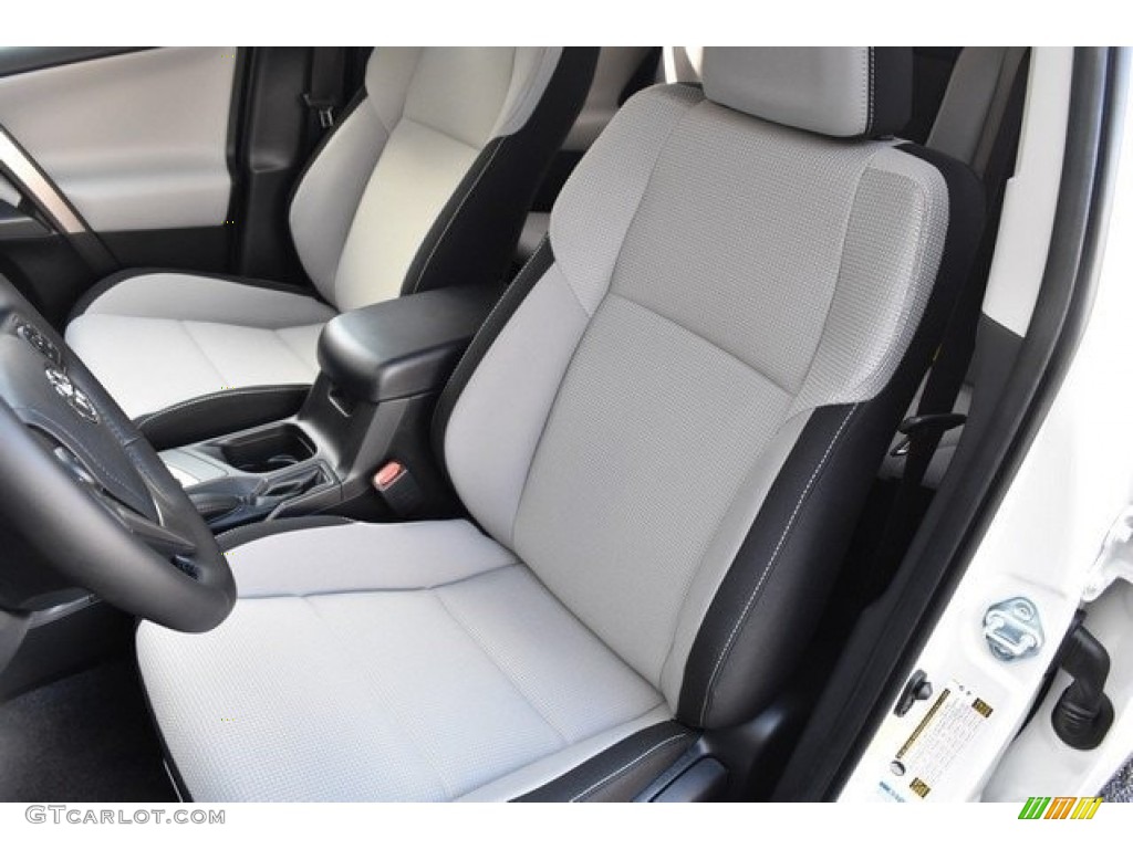 2018 RAV4 XLE - Super White / Black photo #7