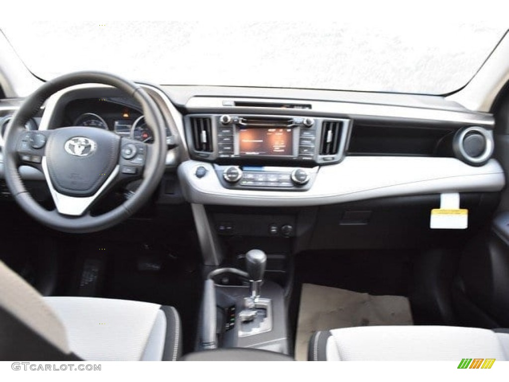 2018 RAV4 XLE - Super White / Black photo #8
