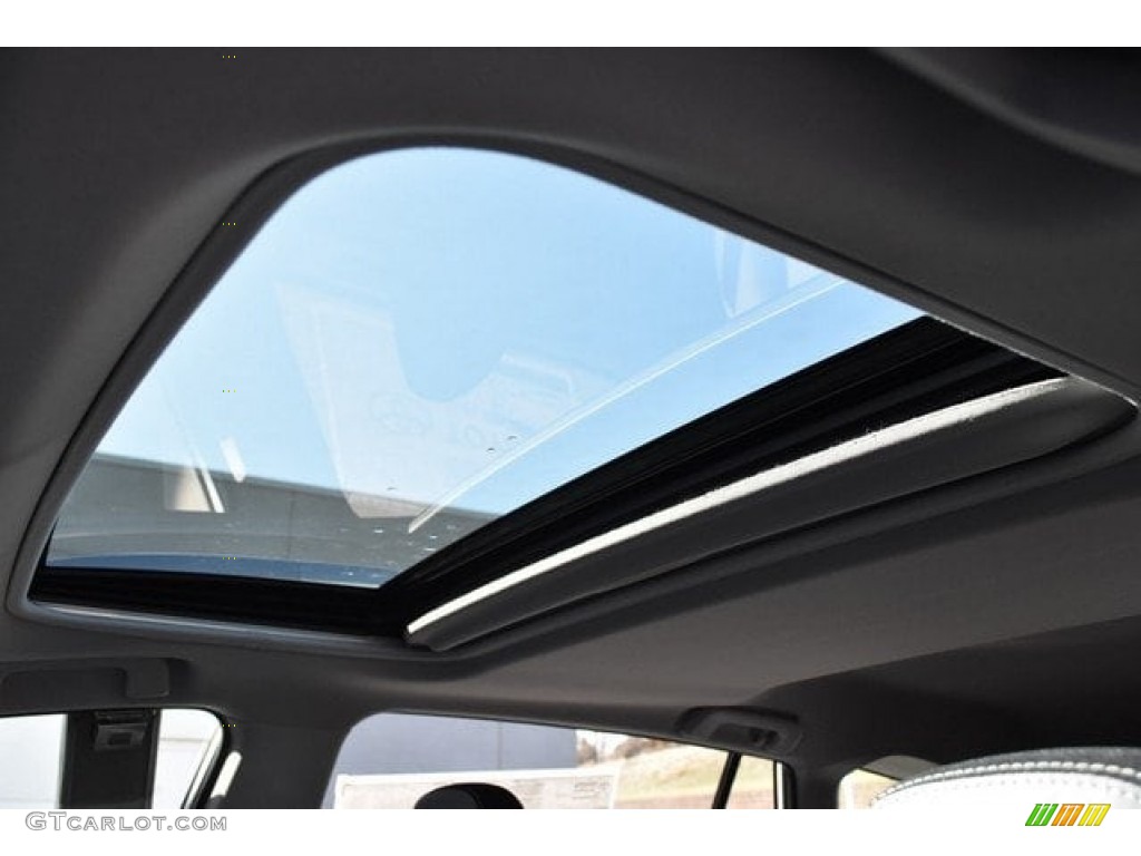 2018 RAV4 XLE - Super White / Black photo #9