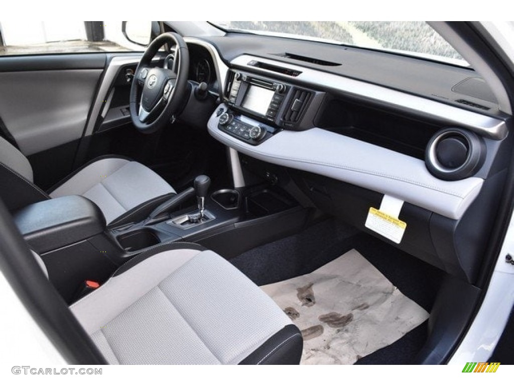 2018 RAV4 XLE - Super White / Black photo #11