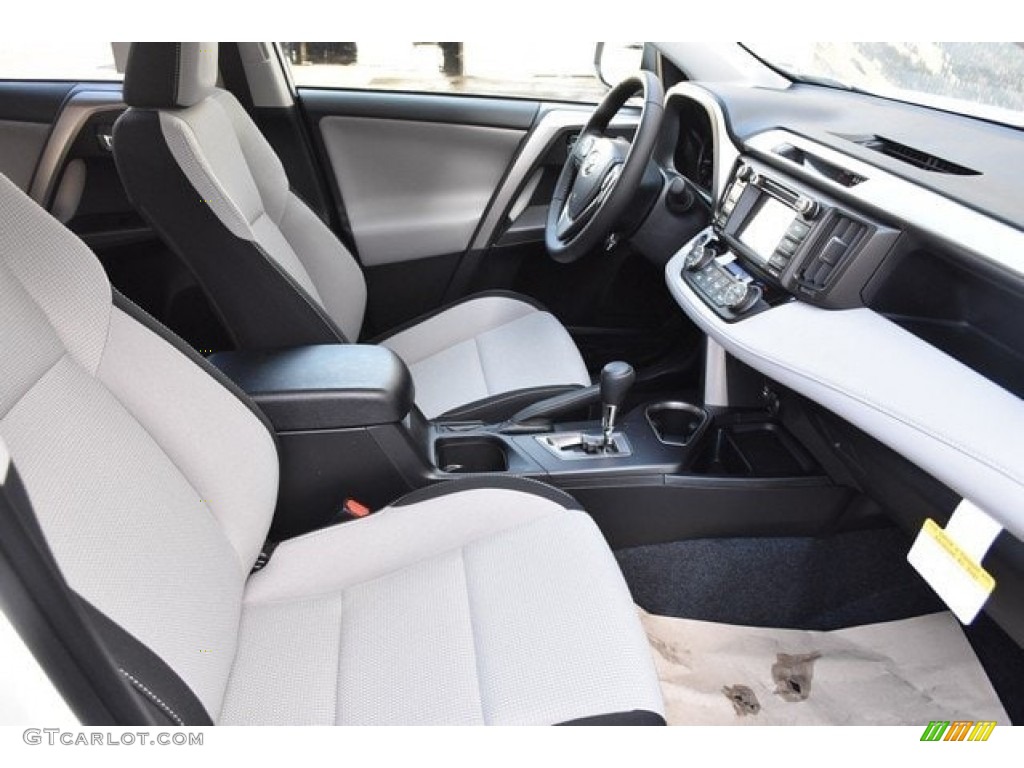 2018 RAV4 XLE - Super White / Black photo #12