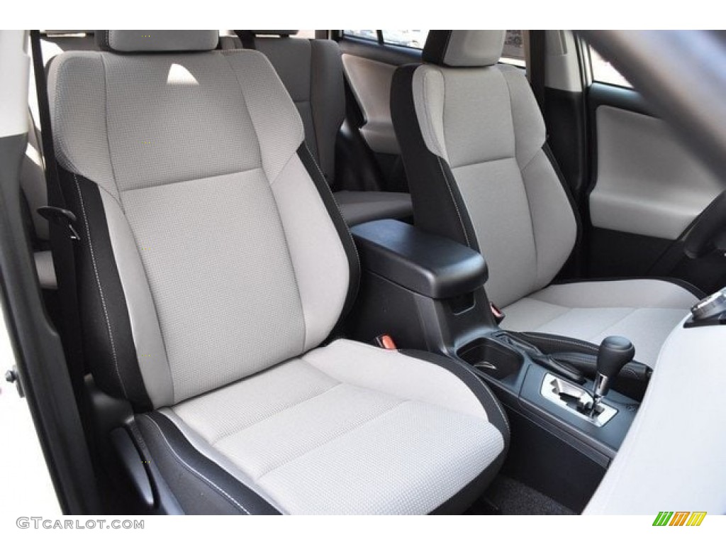 2018 RAV4 XLE - Super White / Black photo #13