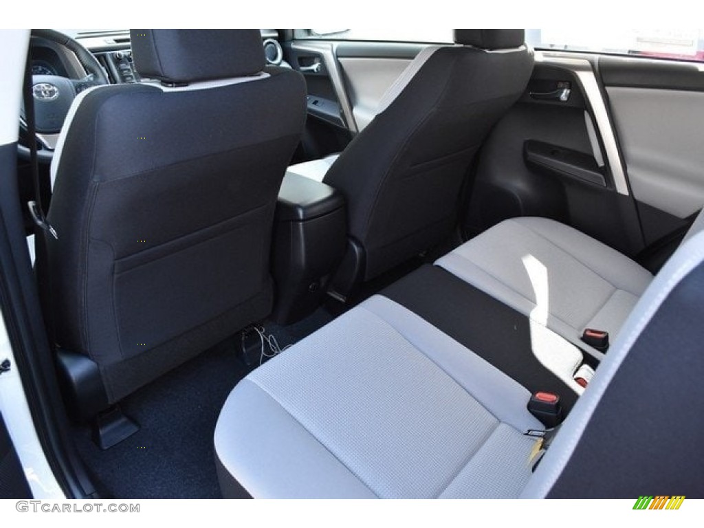 2018 RAV4 XLE - Super White / Black photo #14
