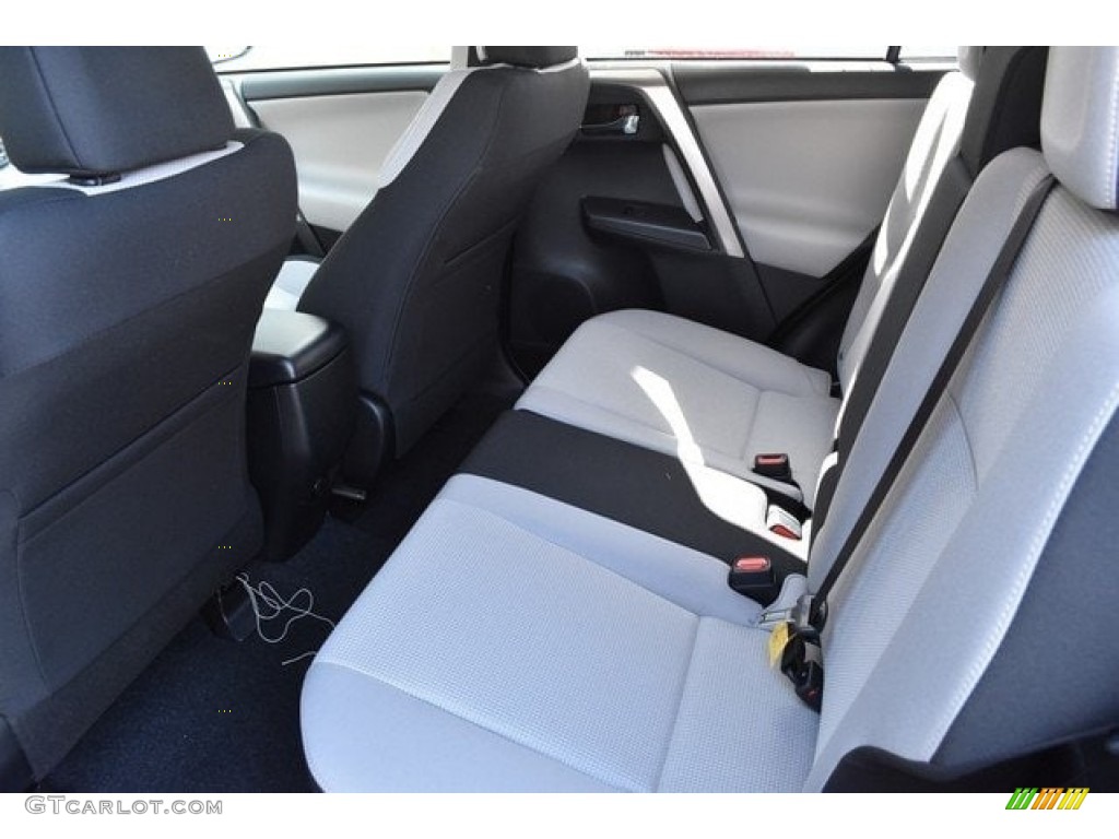 2018 RAV4 XLE - Super White / Black photo #15