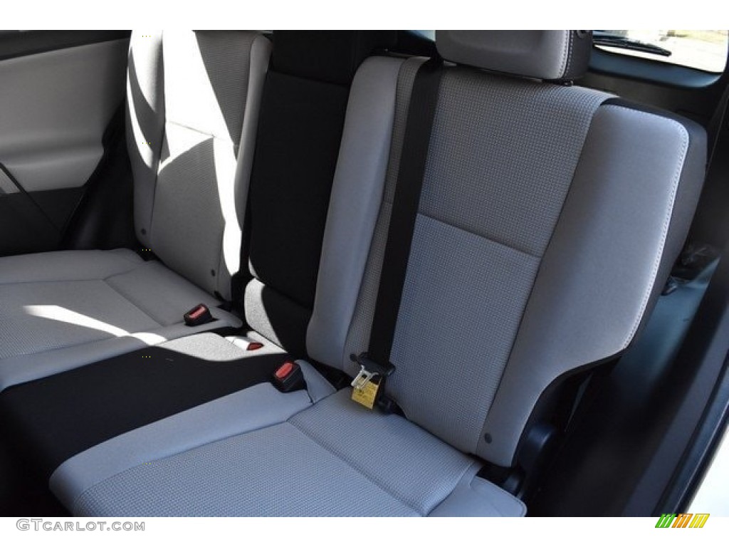2018 RAV4 XLE - Super White / Black photo #16