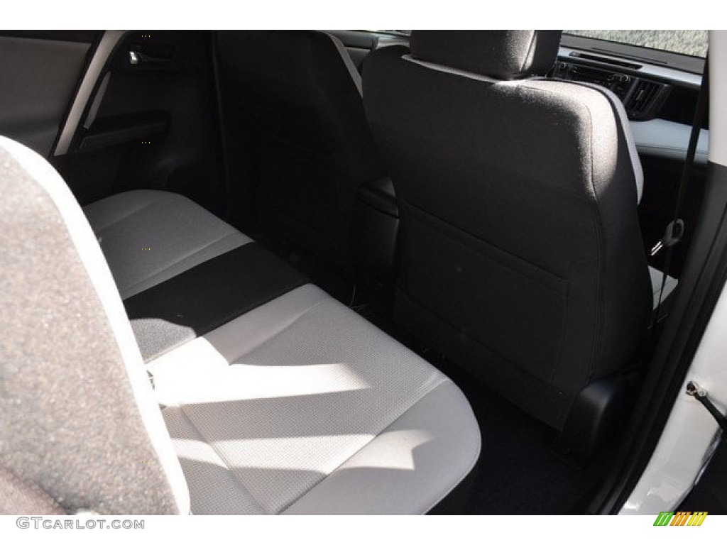 2018 RAV4 XLE - Super White / Black photo #17