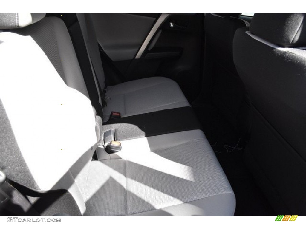 2018 RAV4 XLE - Super White / Black photo #18
