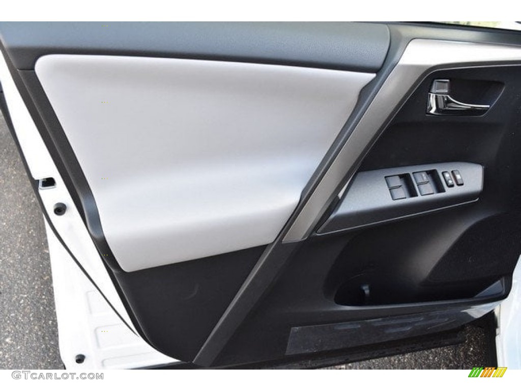 2018 RAV4 XLE - Super White / Black photo #20
