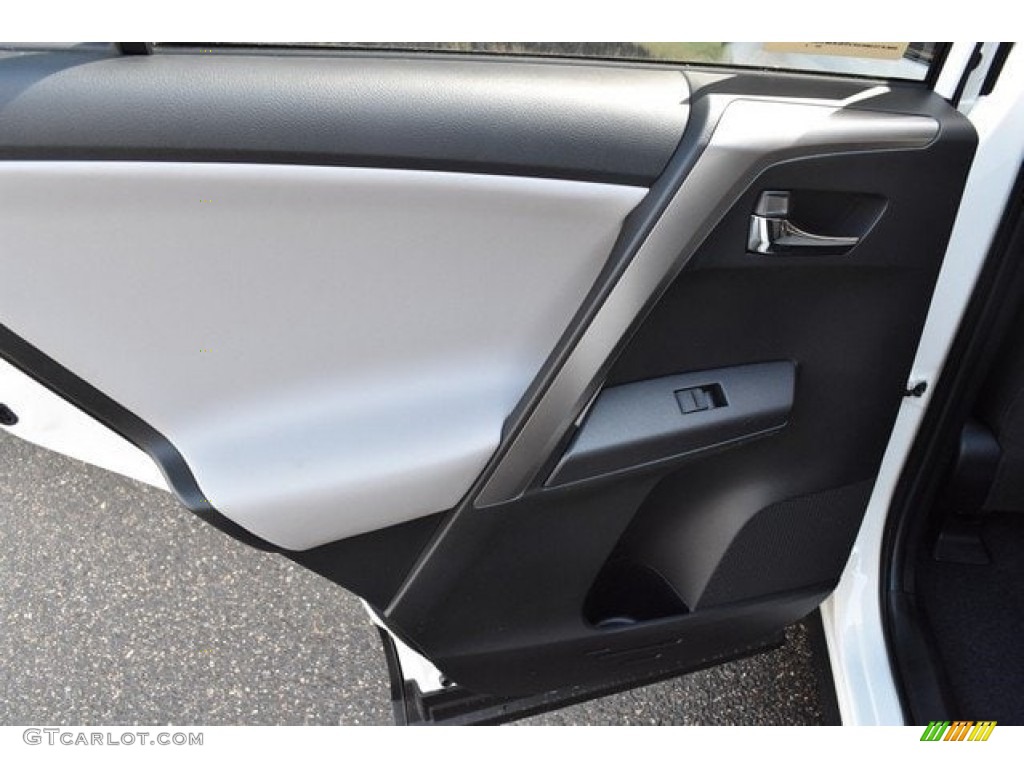 2018 RAV4 XLE - Super White / Black photo #21