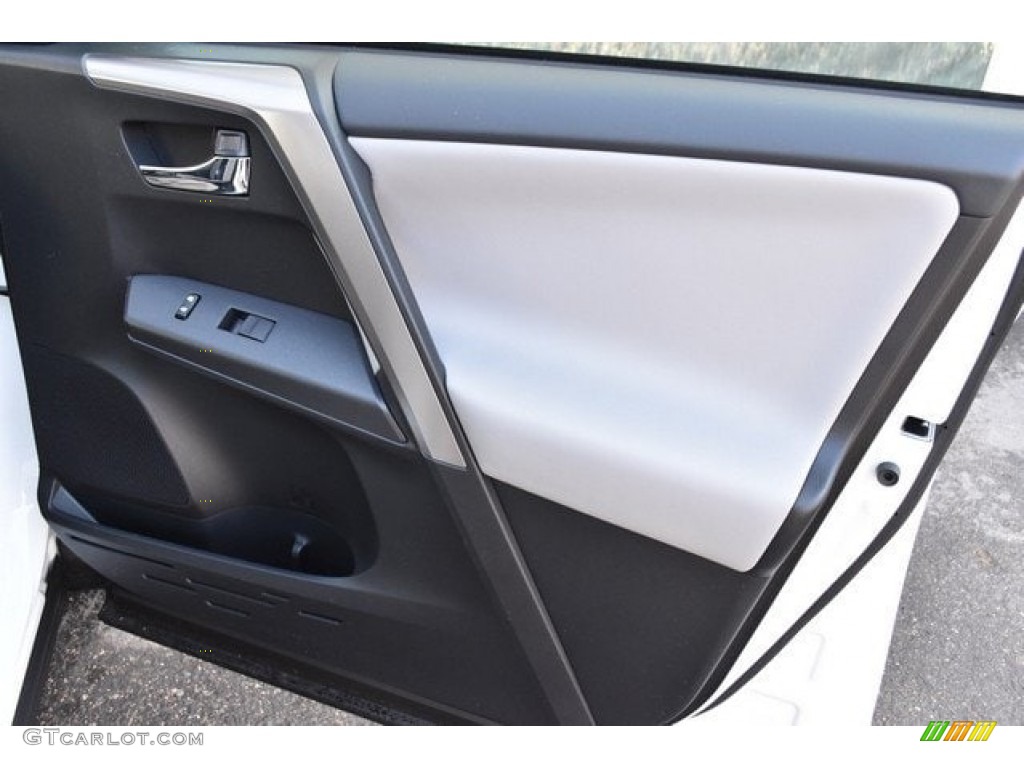 2018 RAV4 XLE - Super White / Black photo #22